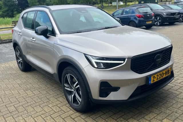 Volvo XC40 (2024) thumbnail 3