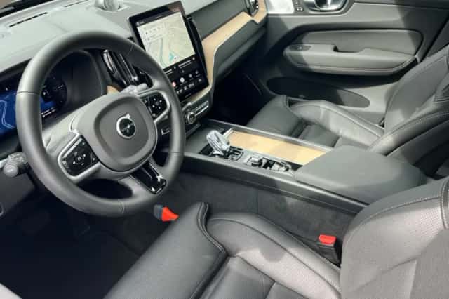 Volvo XC60 (2025) thumbnail 2