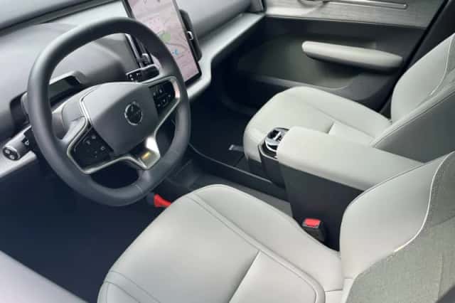 Volvo EX30 (2025) thumbnail 2