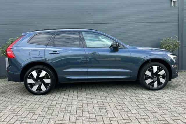 Volvo XC60 (2023) thumbnail 3