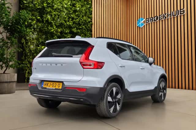 Volvo EX40 (2025) thumbnail 2