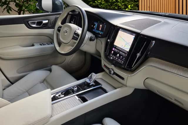 Volvo XC60 (2022) thumbnail 3