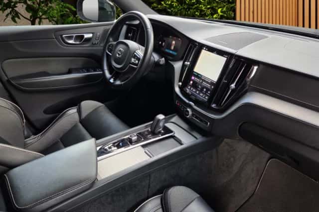 Volvo XC60 (2022) thumbnail 3