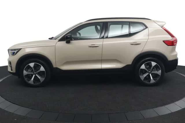 Volvo XC40 (2025) thumbnail 2