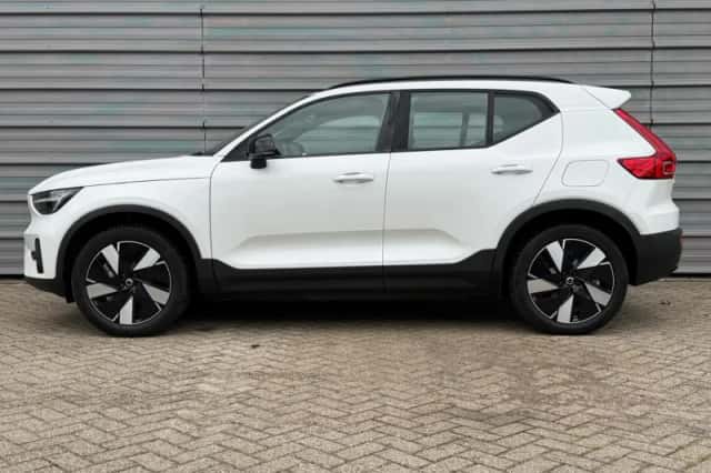 Volvo EX40 (2025) thumbnail 2