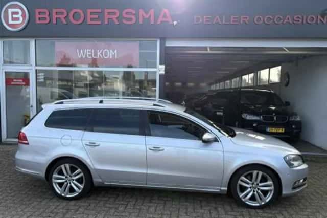 Volkswagen Passat (2012) thumbnail 2
