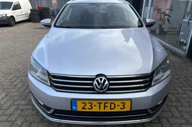 Volkswagen Passat (2012) thumbnail 3
