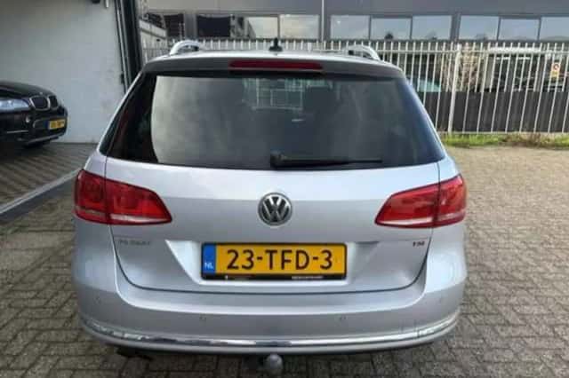 Volkswagen Passat (2012) thumbnail 5