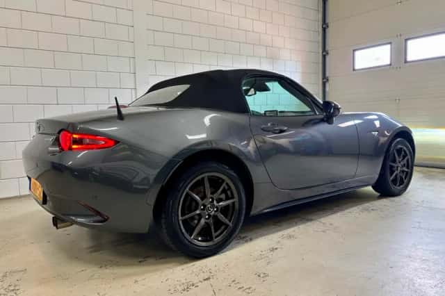 Mazda MX-5 (2016) thumbnail 3