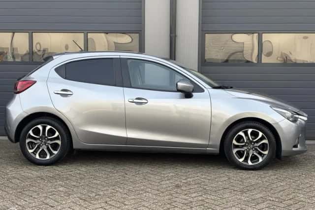 Mazda 2 (2016) thumbnail 2