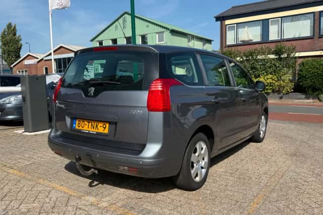 Peugeot 5008 (2012) thumbnail 6