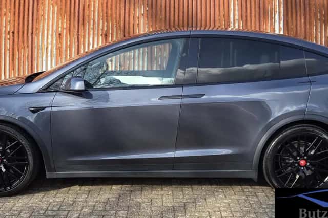 Tesla Model X (2022) thumbnail 3