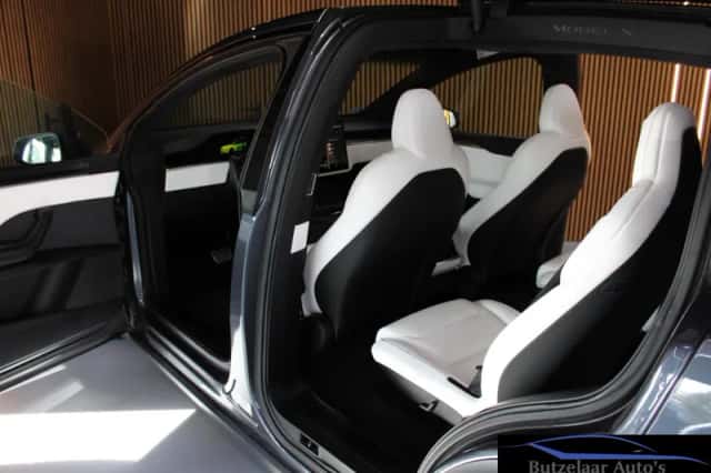 Tesla Model X (2022) thumbnail 3