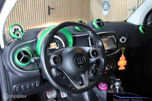 Smart ForTwo (2019) thumbnail 2