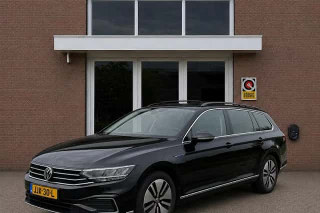 Volkswagen Passat (2021) thumbnail 1