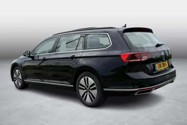 Volkswagen Passat (2021) thumbnail 3