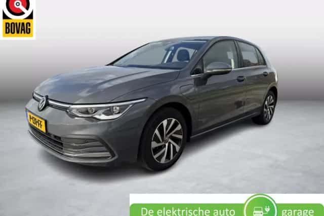 Volkswagen Golf (2022) thumbnail 2