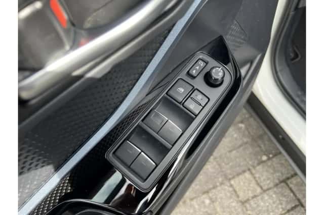 Toyota C-HR (2020) thumbnail 6