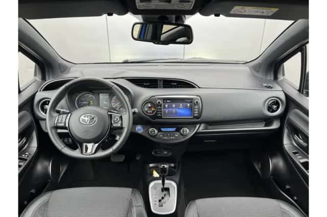 Toyota Yaris (2017) thumbnail 3