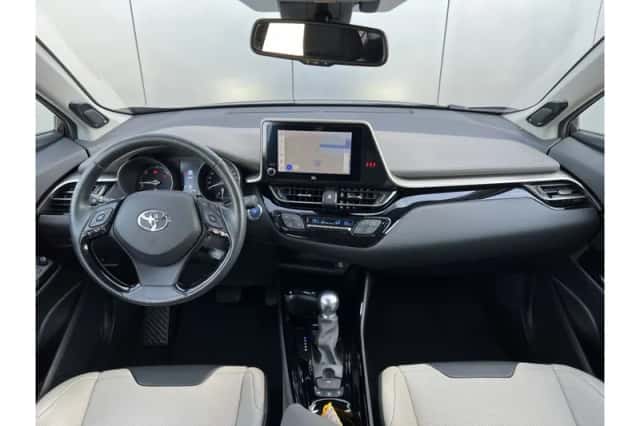 Toyota C-HR (2022) thumbnail 3