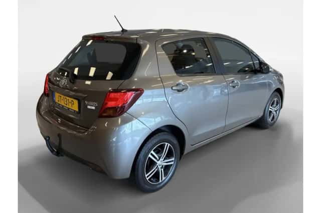 Toyota Yaris (2016) thumbnail 2