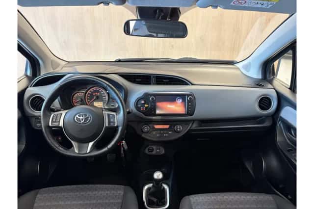 Toyota Yaris (2016) thumbnail 3