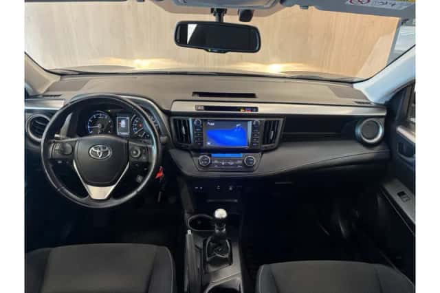 Toyota RAV4 (2016) thumbnail 3