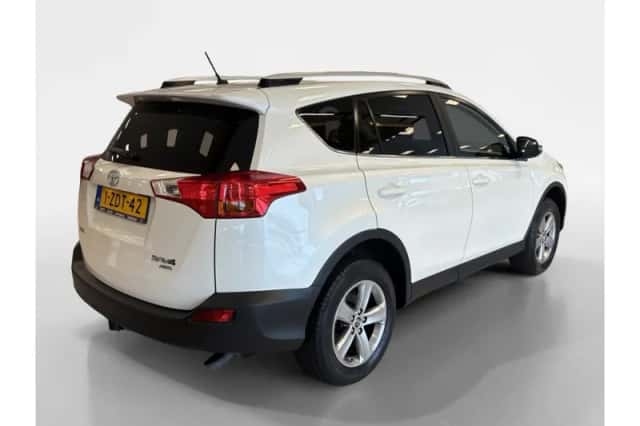 Toyota RAV4 (2015) thumbnail 2