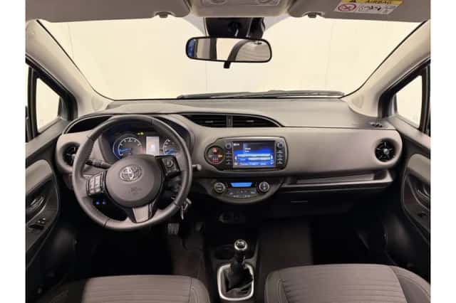 Toyota Yaris (2017) thumbnail 3