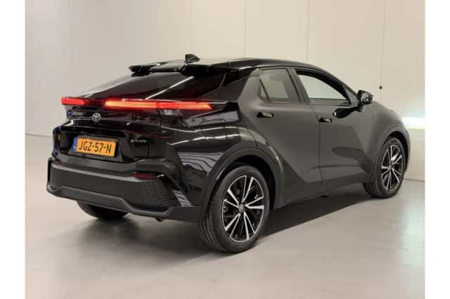 Toyota C-HR (2025) thumbnail 2