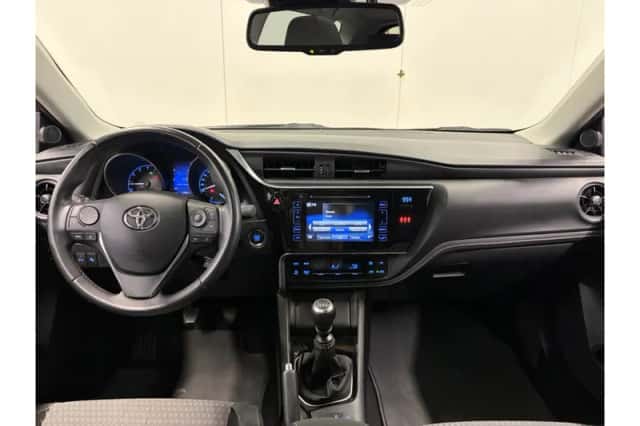 Toyota Auris (2017) thumbnail 3