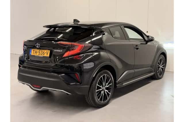 Toyota C-HR (2018) thumbnail 2