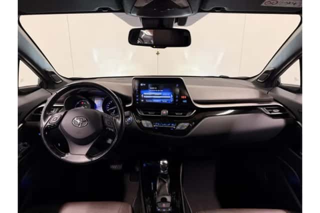 Toyota C-HR (2018) thumbnail 3