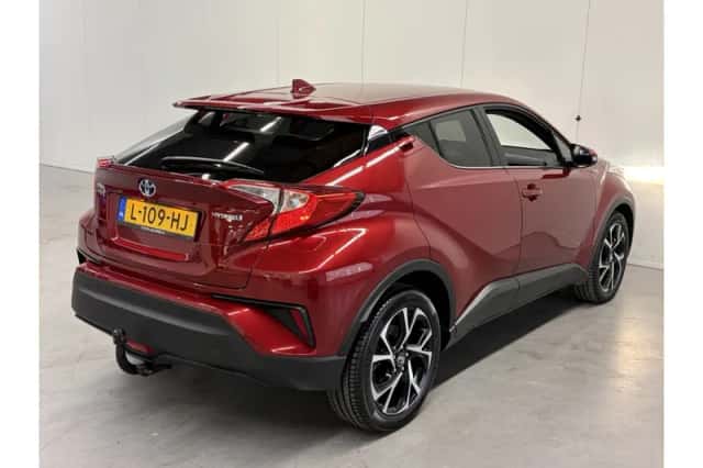Toyota C-HR (2019) thumbnail 2