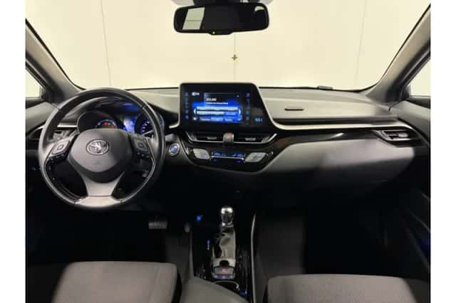 Toyota C-HR (2019) thumbnail 3
