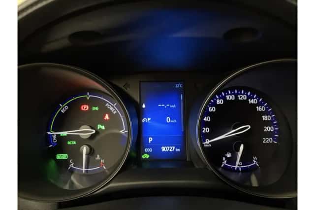 Toyota C-HR (2019) thumbnail 4
