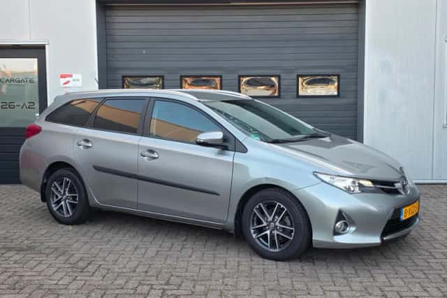 Toyota Auris (2014) thumbnail 1