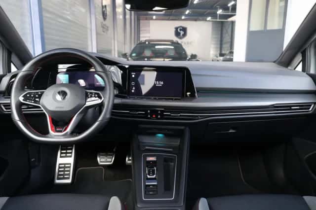 Volkswagen Golf (2022) thumbnail 2