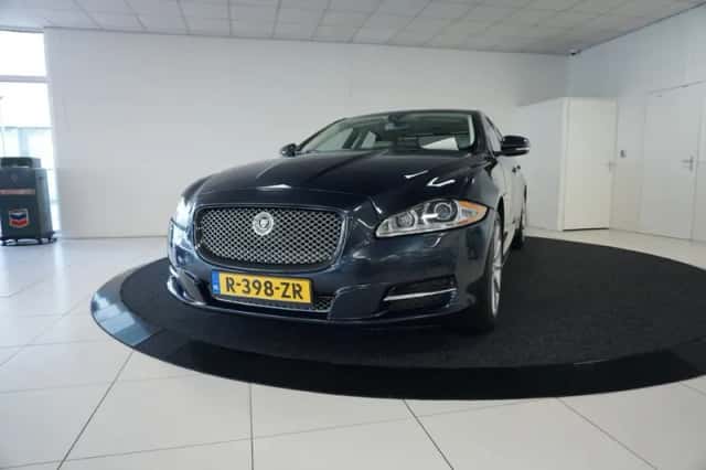 Jaguar XJ (2011) thumbnail 2