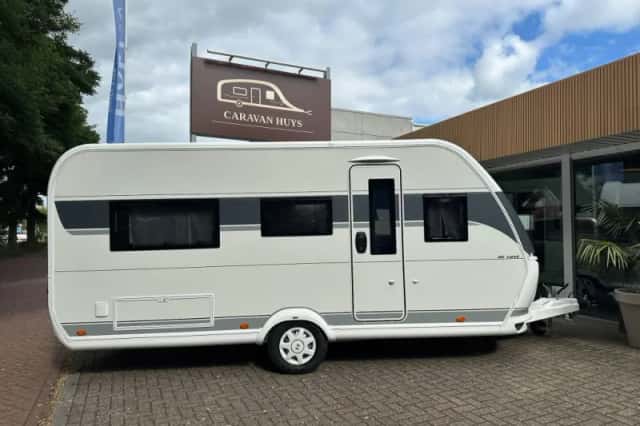 Hobby De Luxe (2026) thumbnail 1