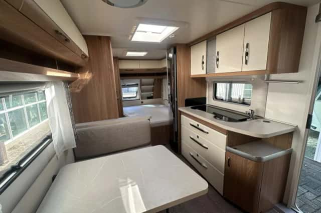 Hobby De Luxe (2018) thumbnail 5