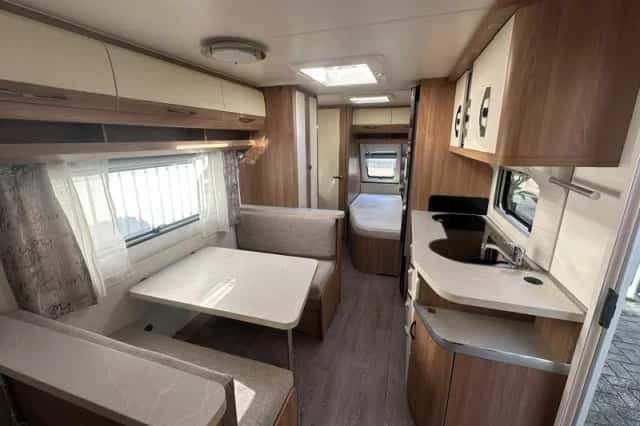 Hobby De Luxe (2018) thumbnail 6