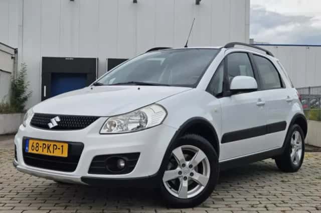Suzuki SX4 (2011) thumbnail 2