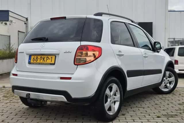Suzuki SX4 (2011) thumbnail 3