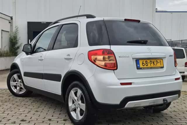 Suzuki SX4 (2011) thumbnail 4