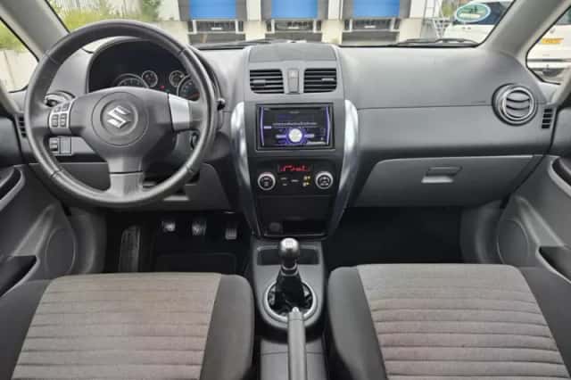 Suzuki SX4 (2011) thumbnail 5