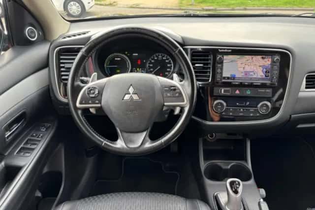 Mitsubishi Outlander (2014) thumbnail 2