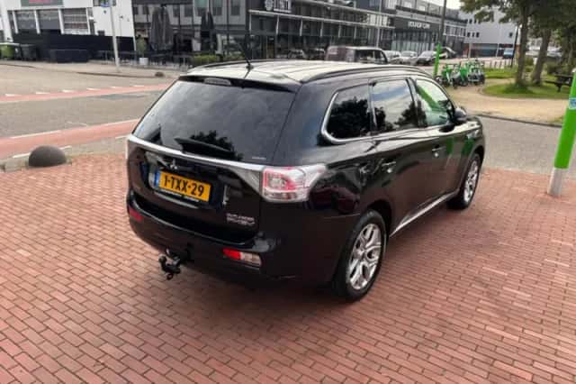 Mitsubishi Outlander (2014) thumbnail 3