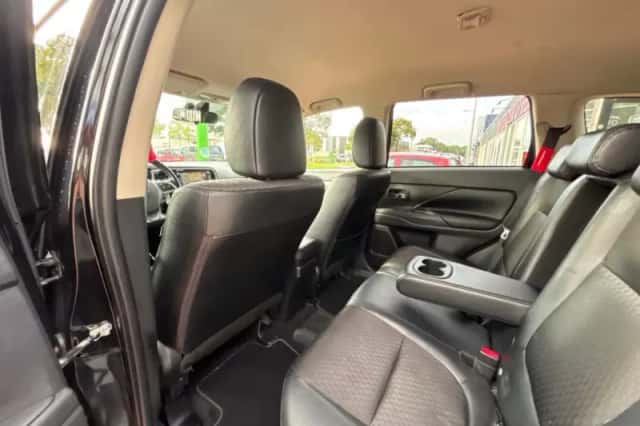 Mitsubishi Outlander (2014) thumbnail 6