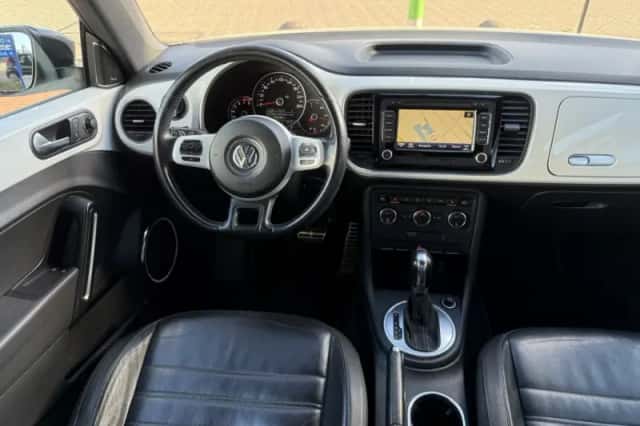 Volkswagen Beetle (2011) thumbnail 2